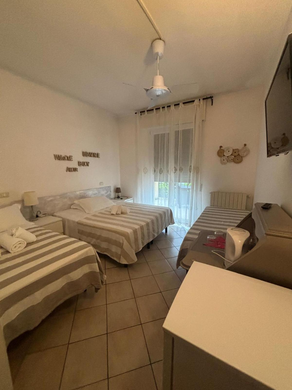 Casa Versilia Hotel Marina di Massa Eksteriør billede